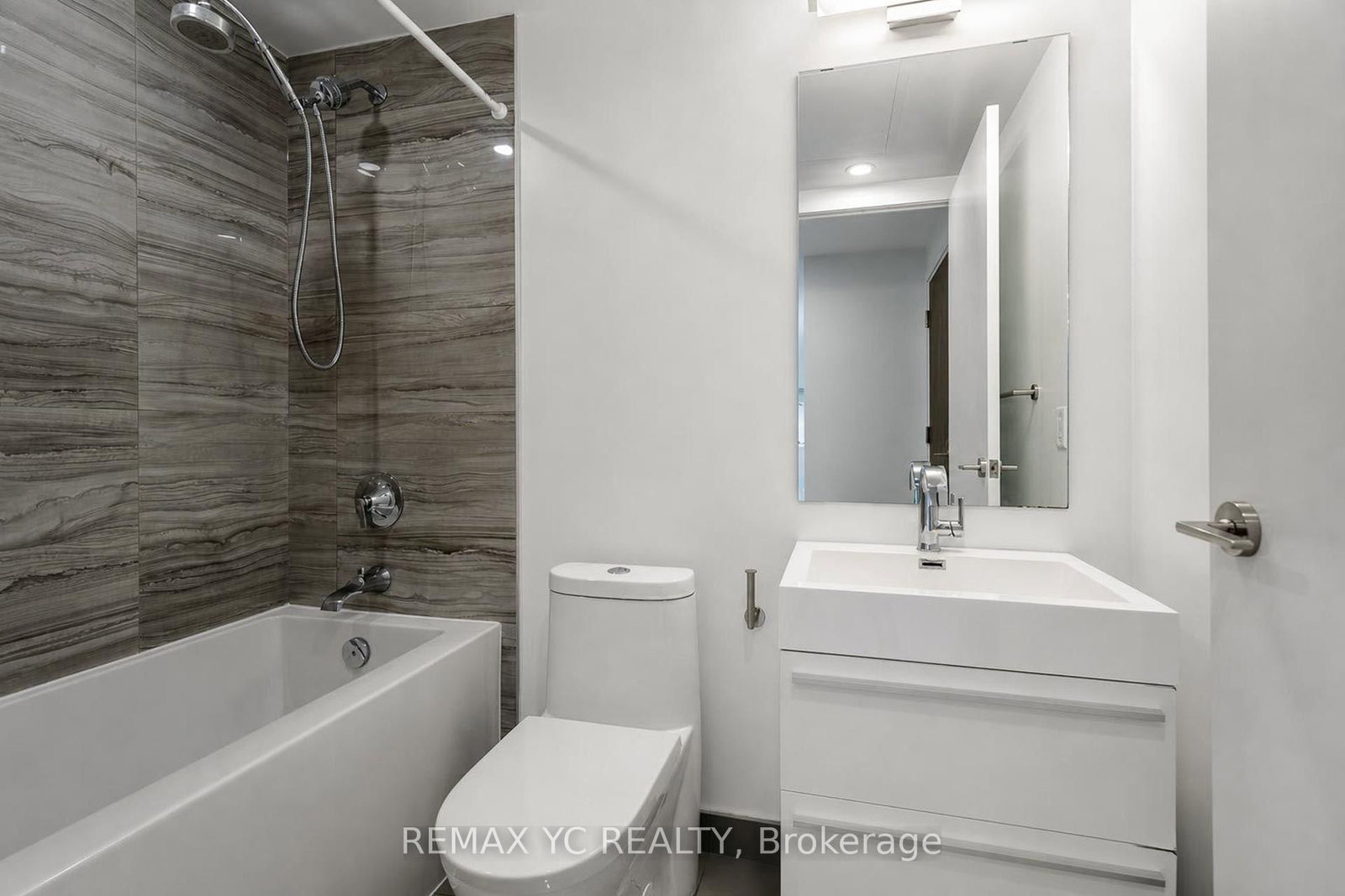 39 Roehampton Avenue • #3708 • Toronto, ON photo 25