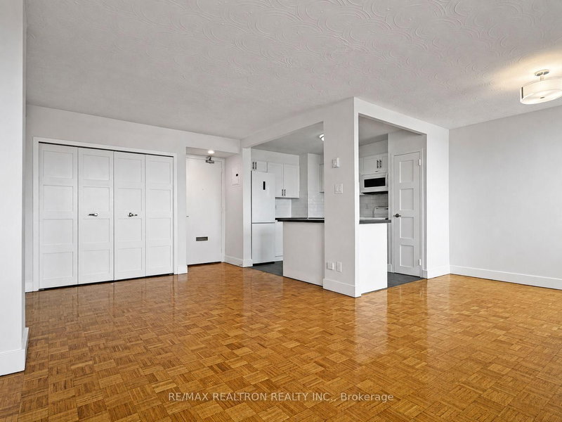 903 - 525 Eglinton Avenue E