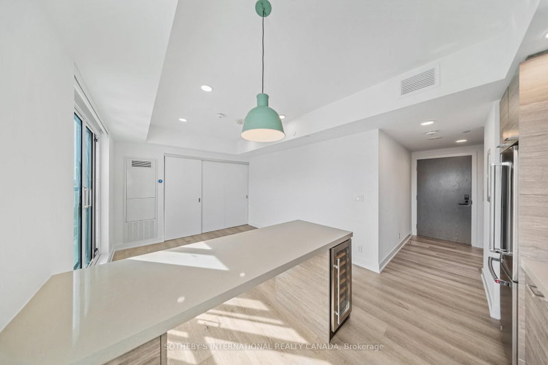 208 - 484 Spadina Avenue