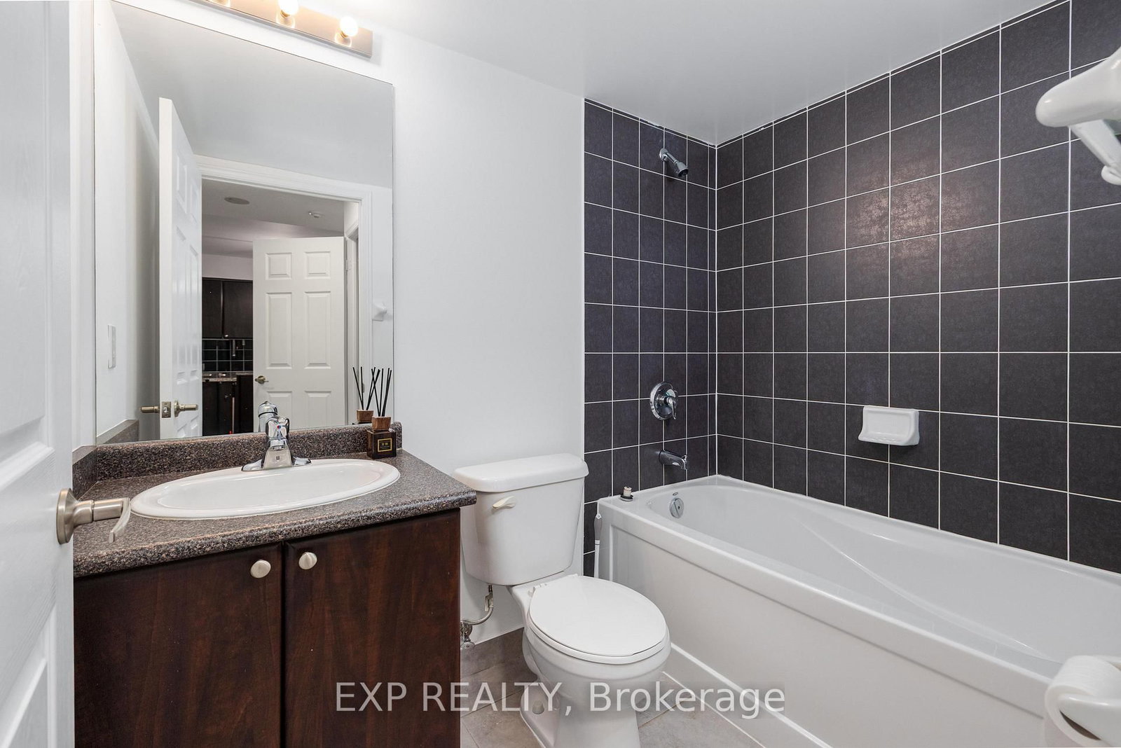35 Hollywood Avenue • #311 • Toronto, ON photo 24