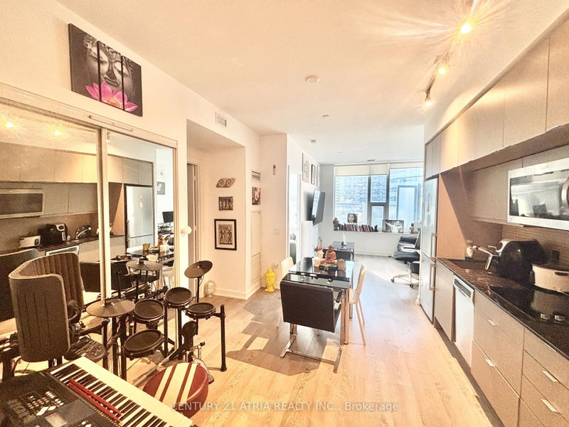 802 - 10 York Street
