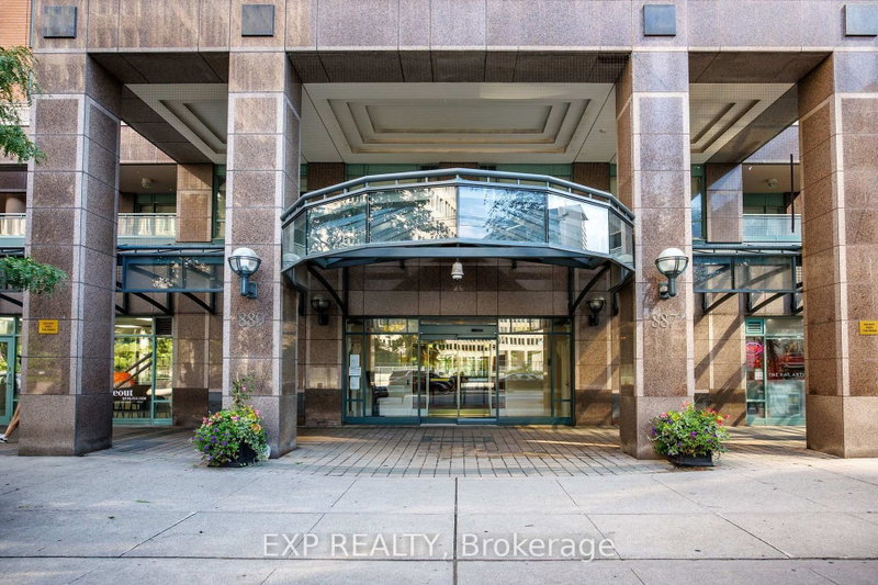 409 - 889 Bay Street