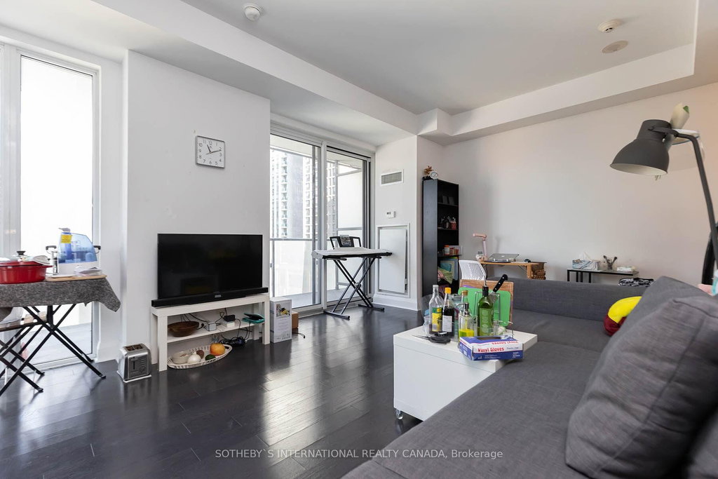 608 - 1080 Bay Street 3