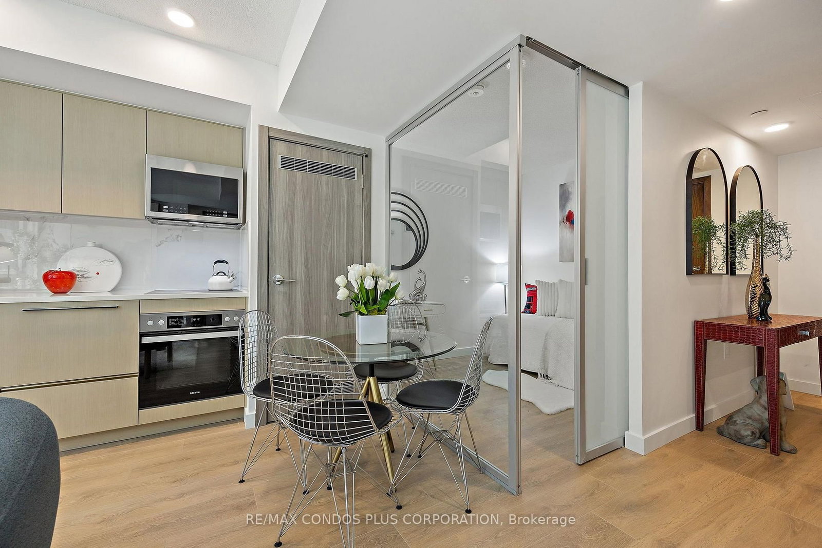 38 Widmer Street • #810 • Toronto, ON photo 3