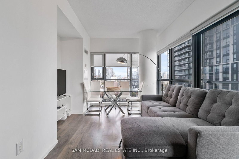 159 Dundas St E photo 4