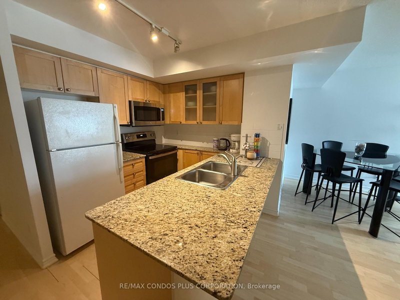 1402 - 761 Bay Street