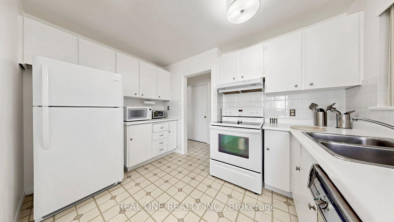 19 Nymark Avenue • Toronto, ON photo 10