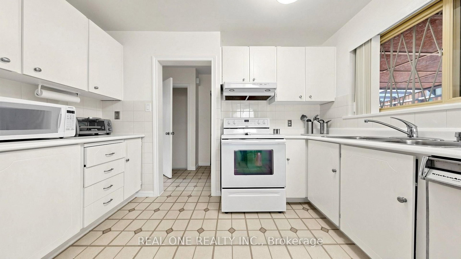 19 Nymark Avenue • Toronto, ON photo 12