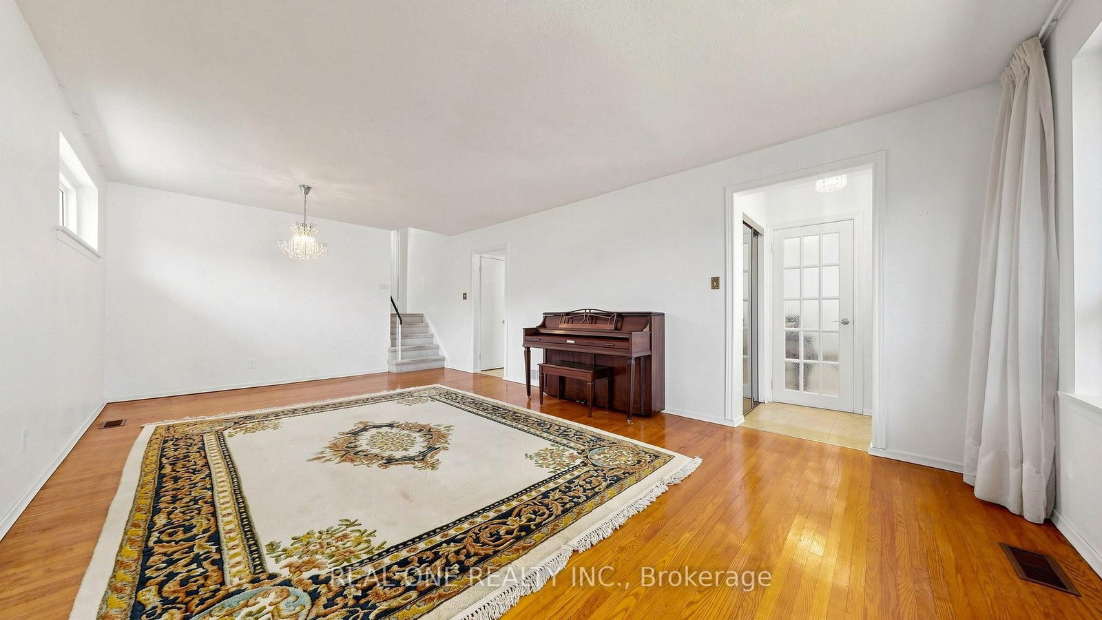 19 Nymark Avenue • Toronto, ON photo 8