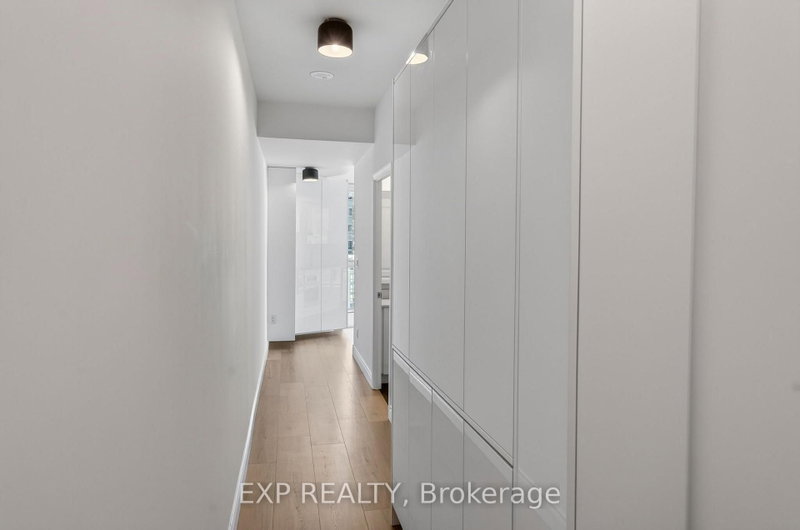 1916 - 352 Front Street W