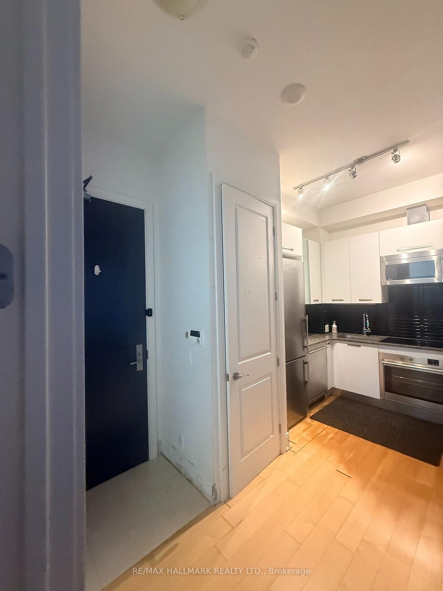 21 Balmuto Street • #803 • Toronto, ON photo 11