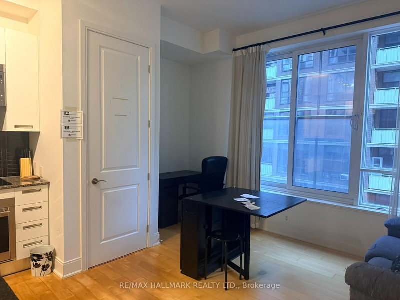 803 - 21 Balmuto Street