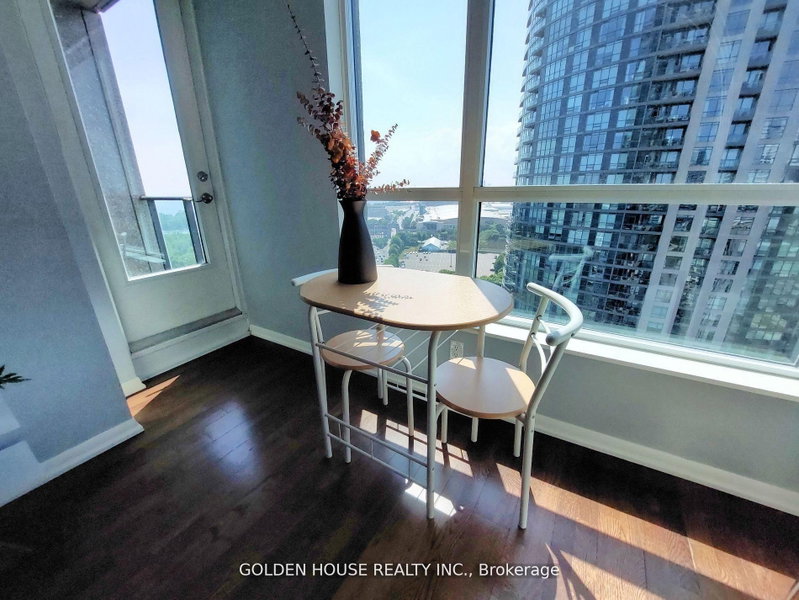 215 Fort York Blvd photo 4