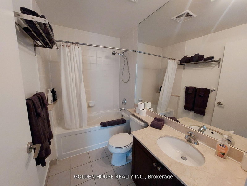 215 Fort York Blvd photo 5