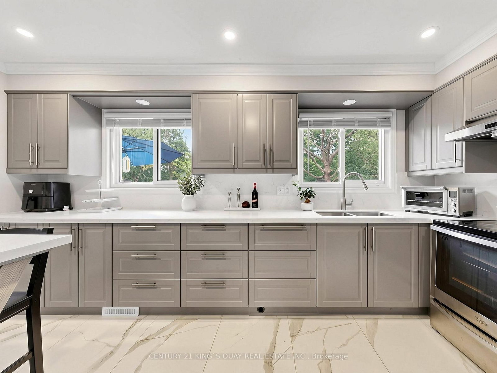 22 Mistflower Road • Toronto, ON photo 13