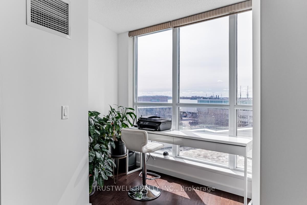 511 - 208 Queens Quay W, Toronto 4