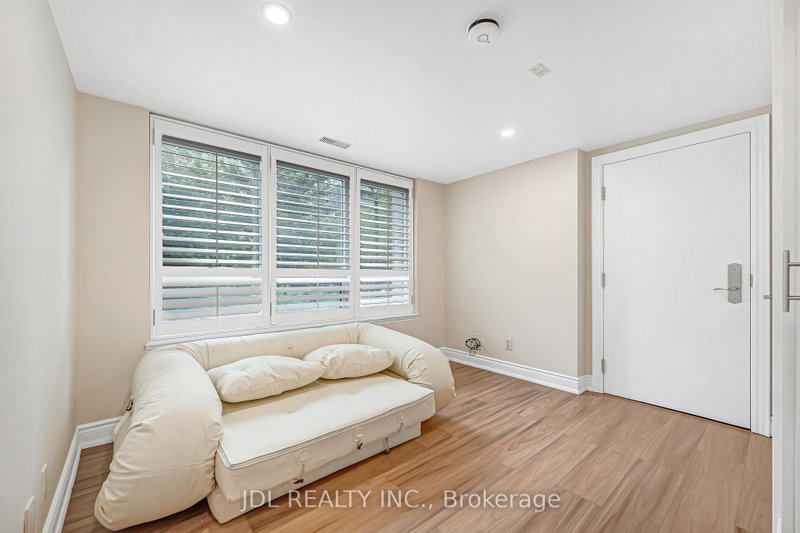 TH07 - 761 Bay Street