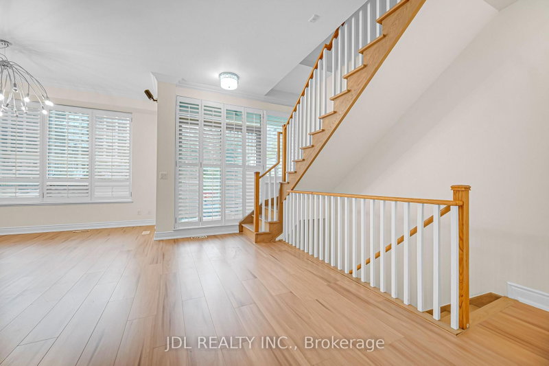 761 Bay St photo 4