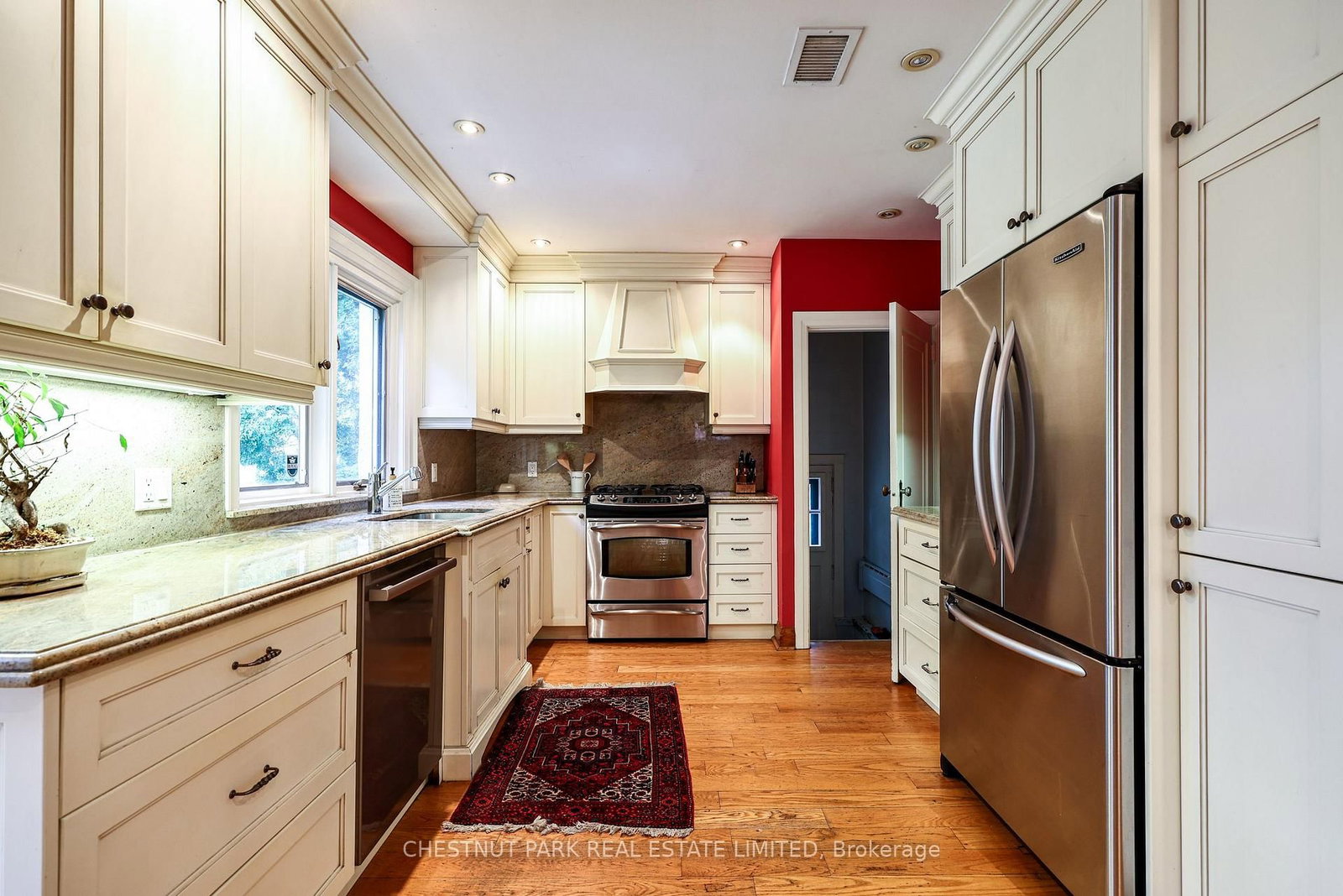 98 St. Leonards Avenue • Toronto, ON photo 24