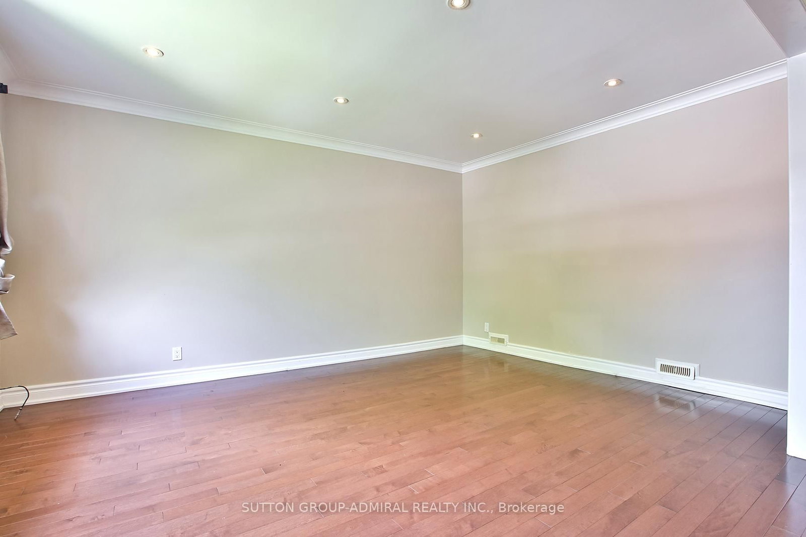 33 Regina Avenue • Toronto, ON photo 8