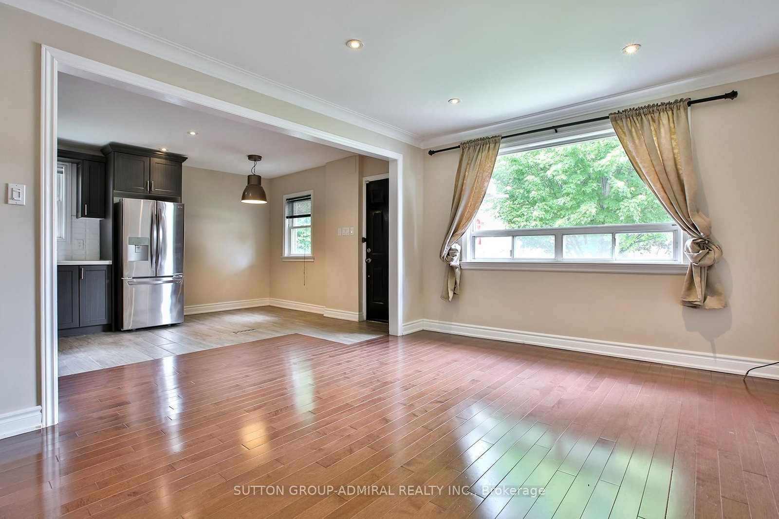 33 Regina Avenue • Toronto, ON photo 9
