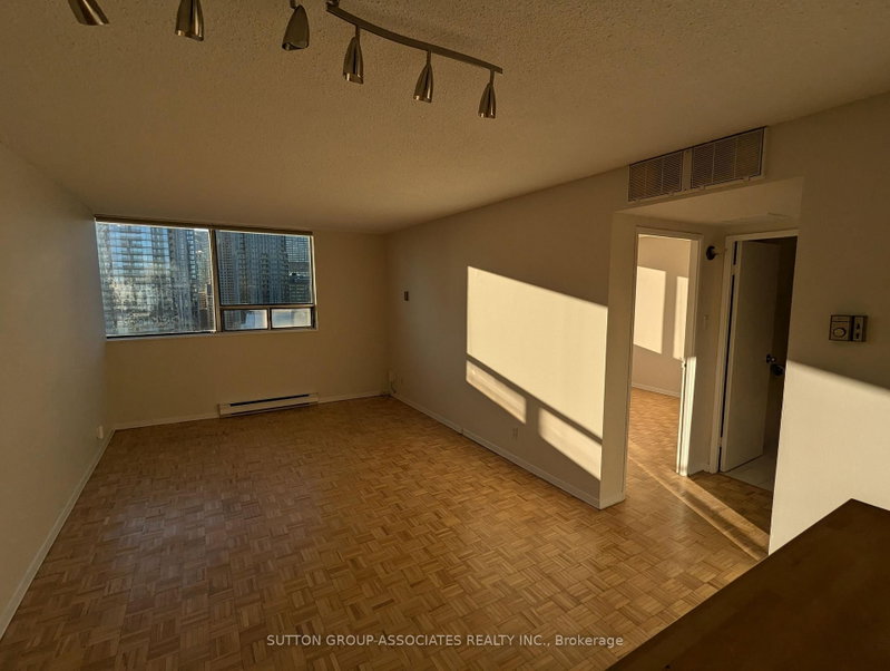 2004 - 914 Yonge Street