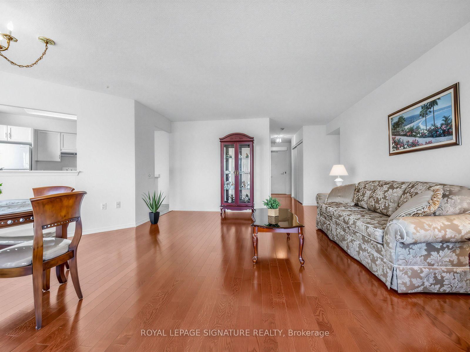 11 Thorncliffe Park Drive • #807 • Toronto, ON photo 10