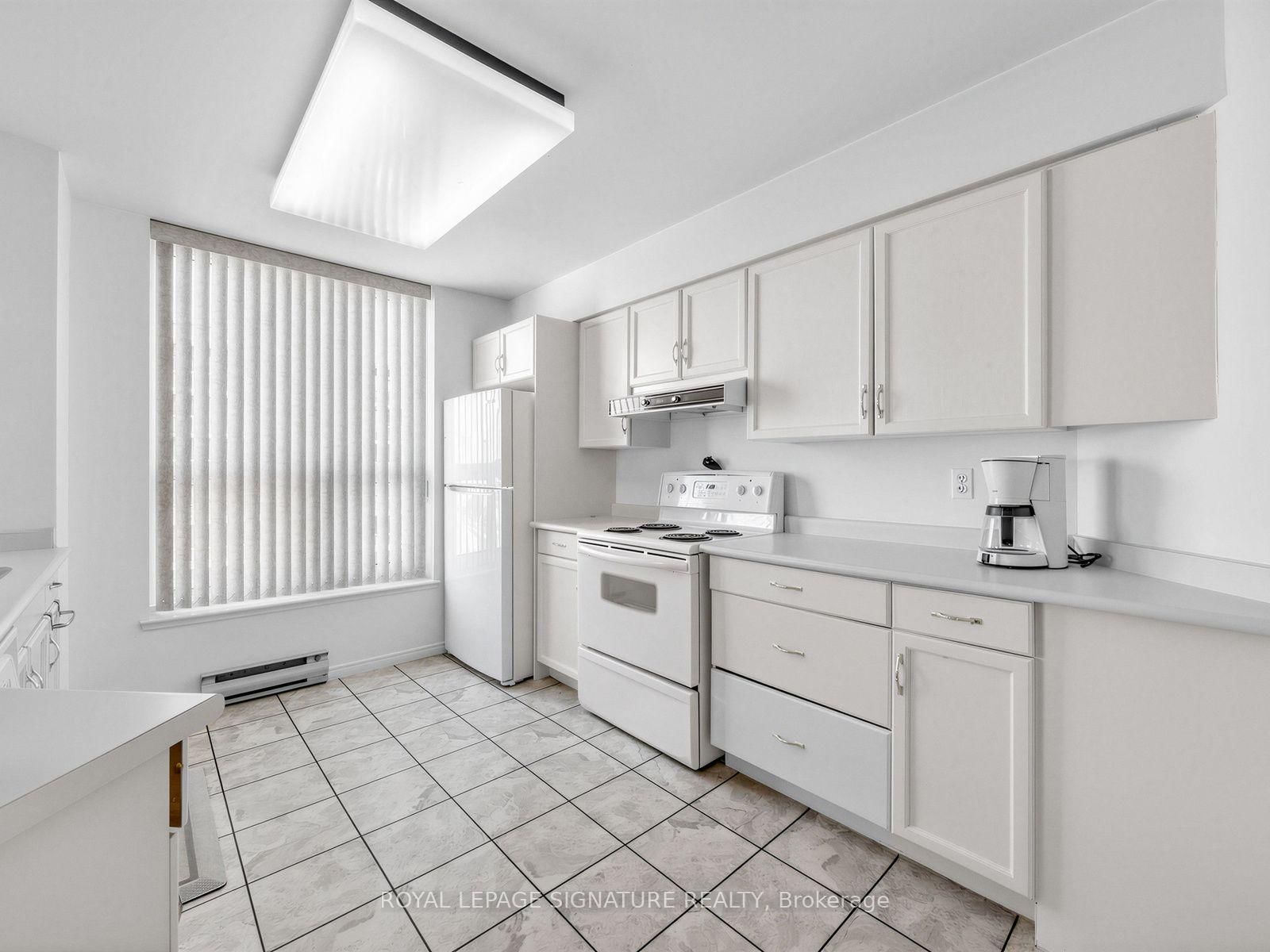 11 Thorncliffe Park Drive • #807 • Toronto, ON photo 17