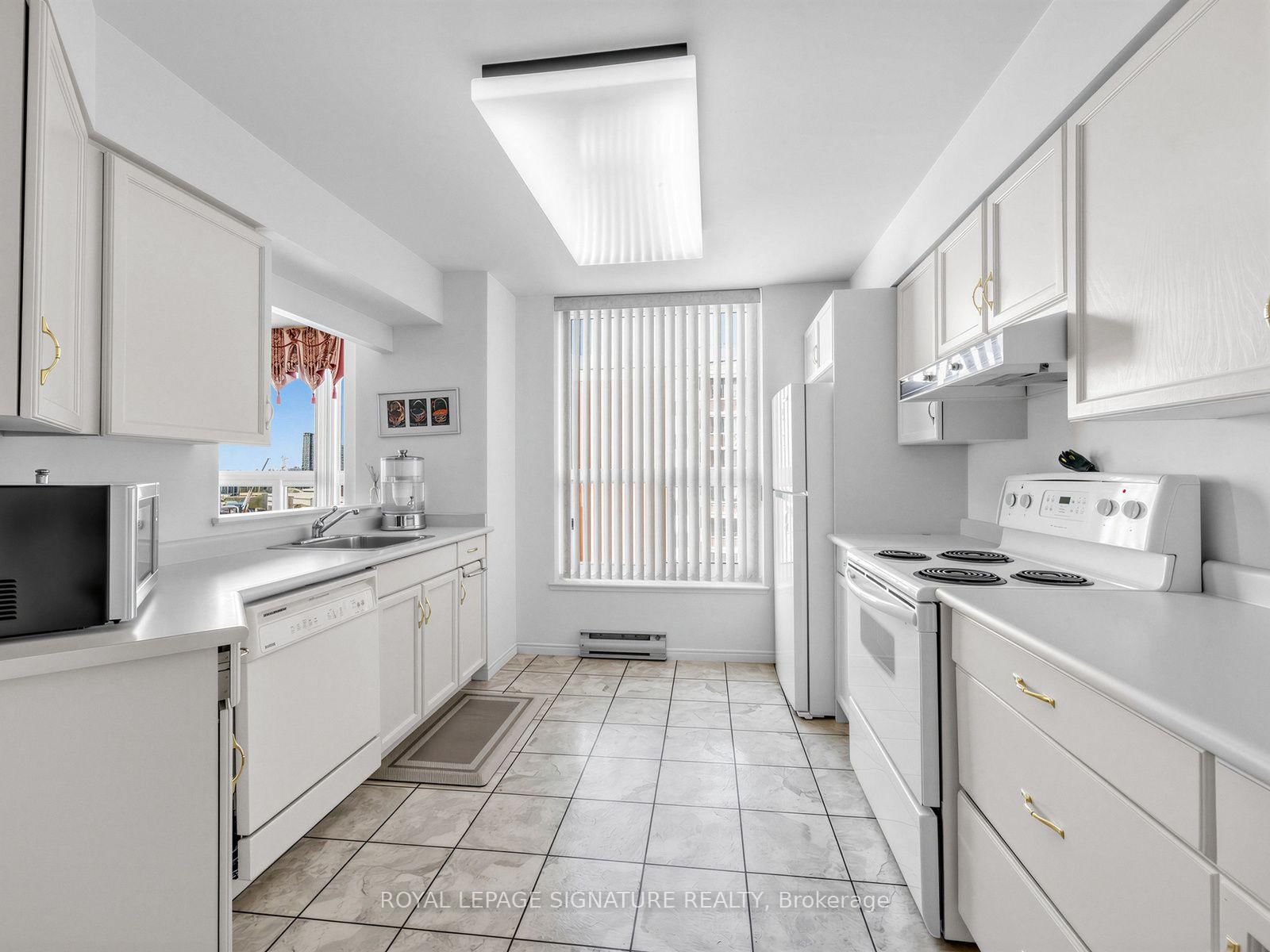 11 Thorncliffe Park Drive • #807 • Toronto, ON photo 18