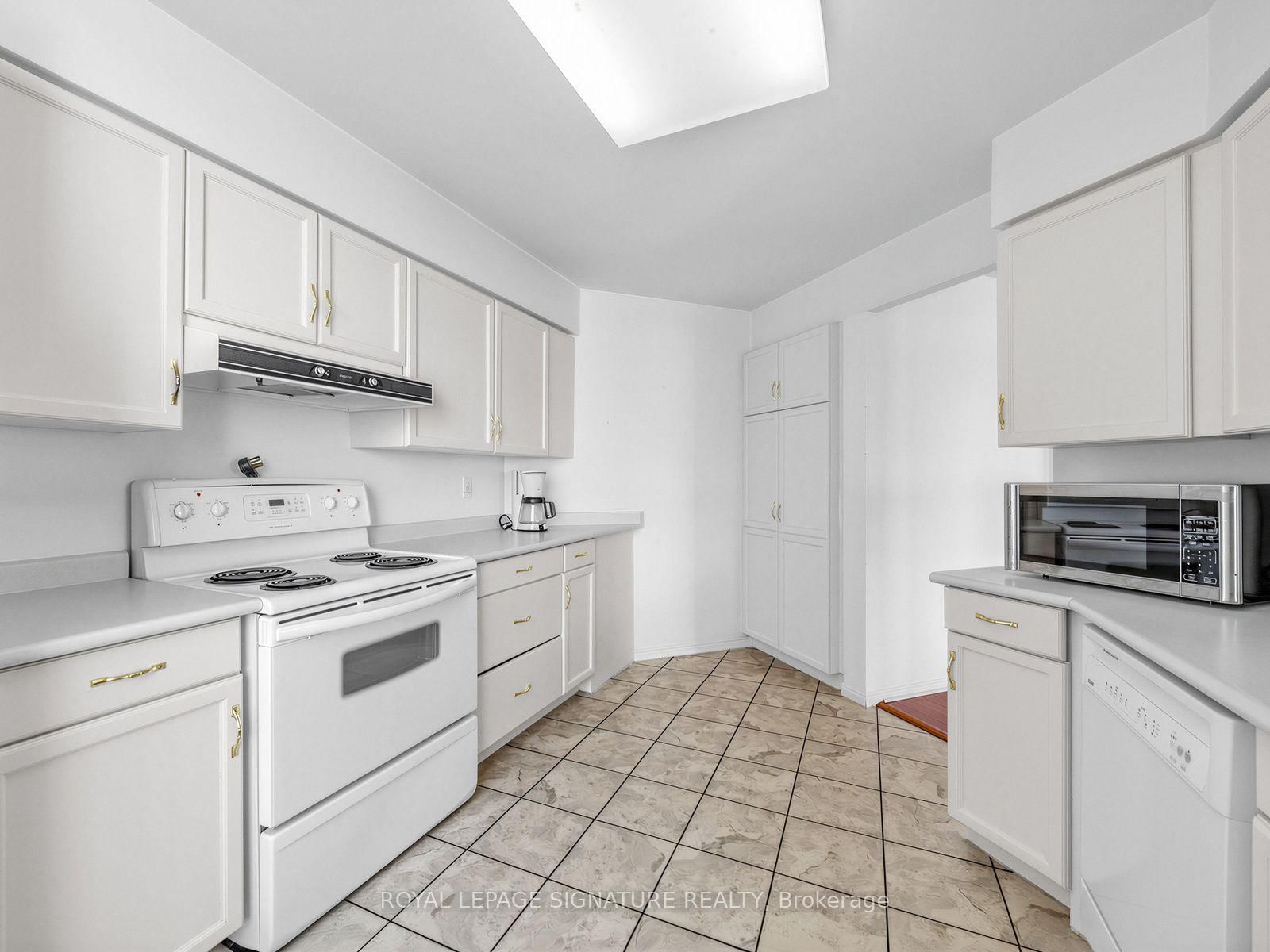 11 Thorncliffe Park Drive • #807 • Toronto, ON photo 20