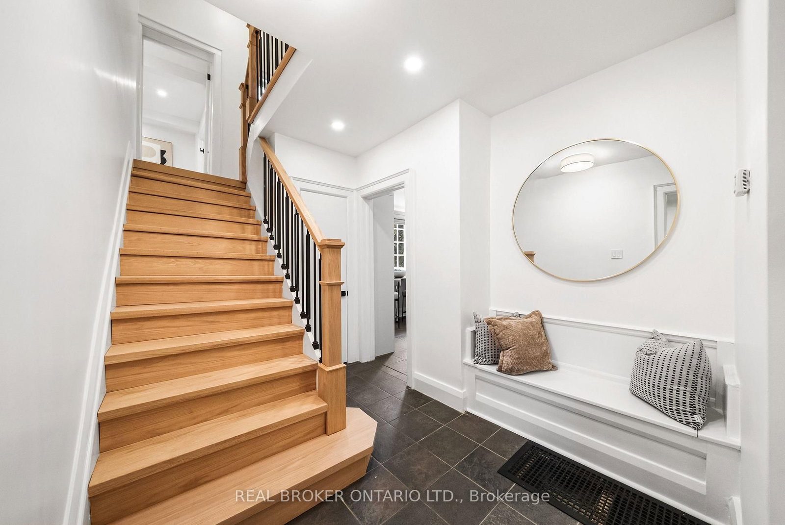 69 Chaplin Crescent • Toronto, ON photo 10