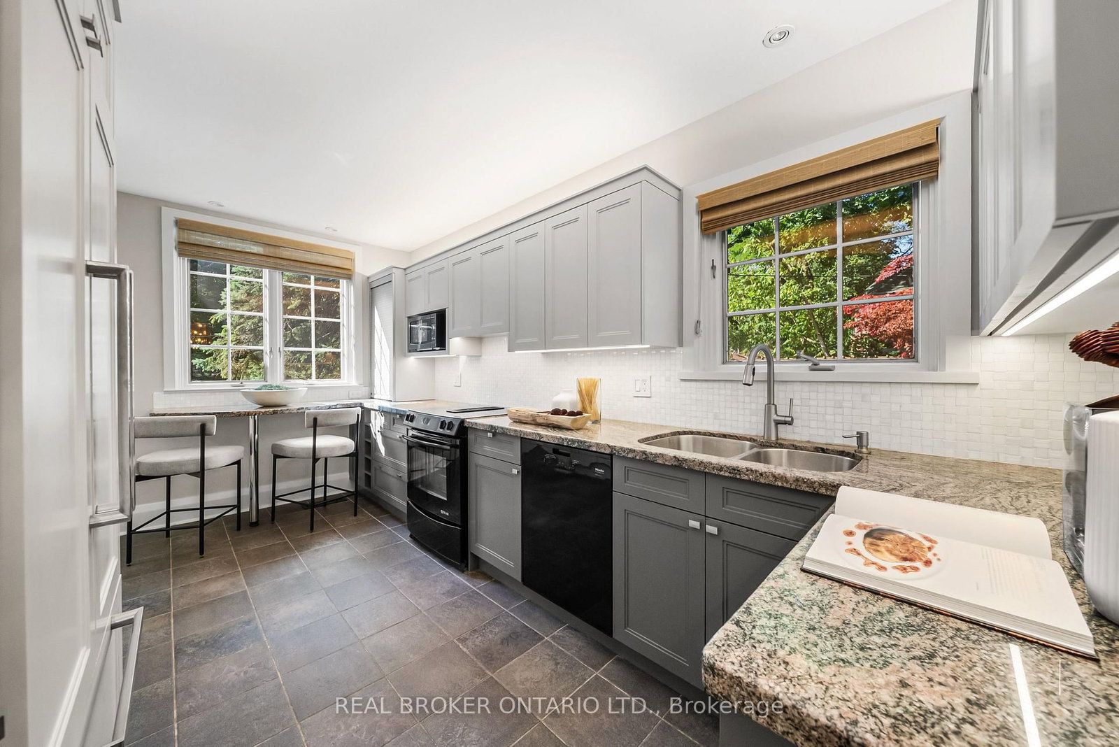 69 Chaplin Crescent • Toronto, ON photo 15