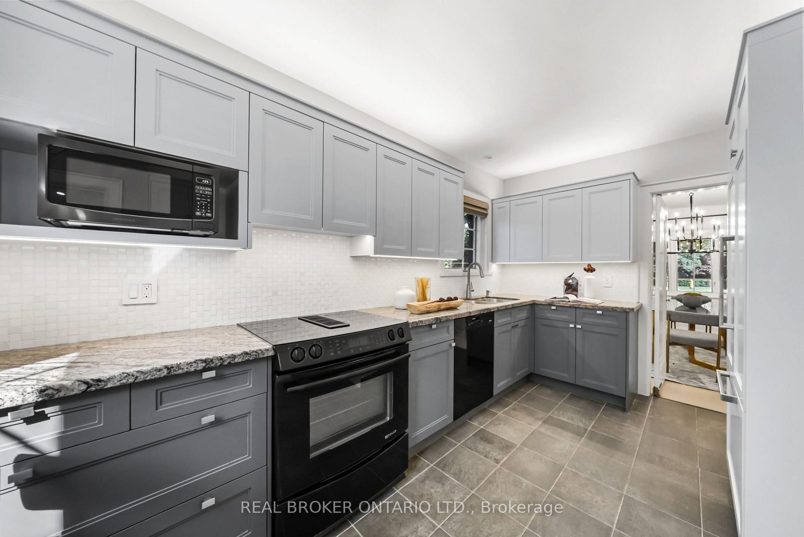 69 Chaplin Crescent • Toronto, ON photo 17