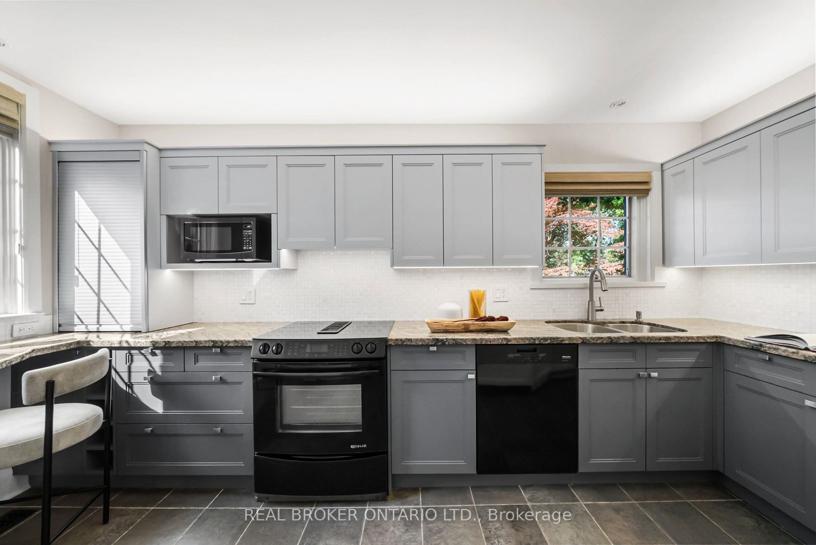 69 Chaplin Crescent • Toronto, ON photo 19