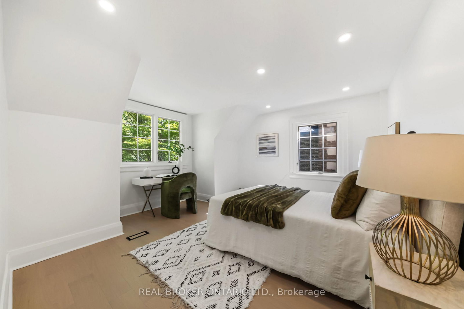 69 Chaplin Crescent • Toronto, ON photo 31