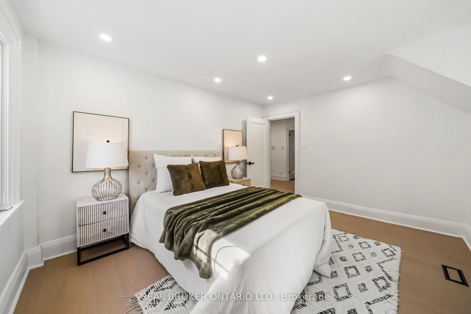 69 Chaplin Crescent • Toronto, ON photo 32