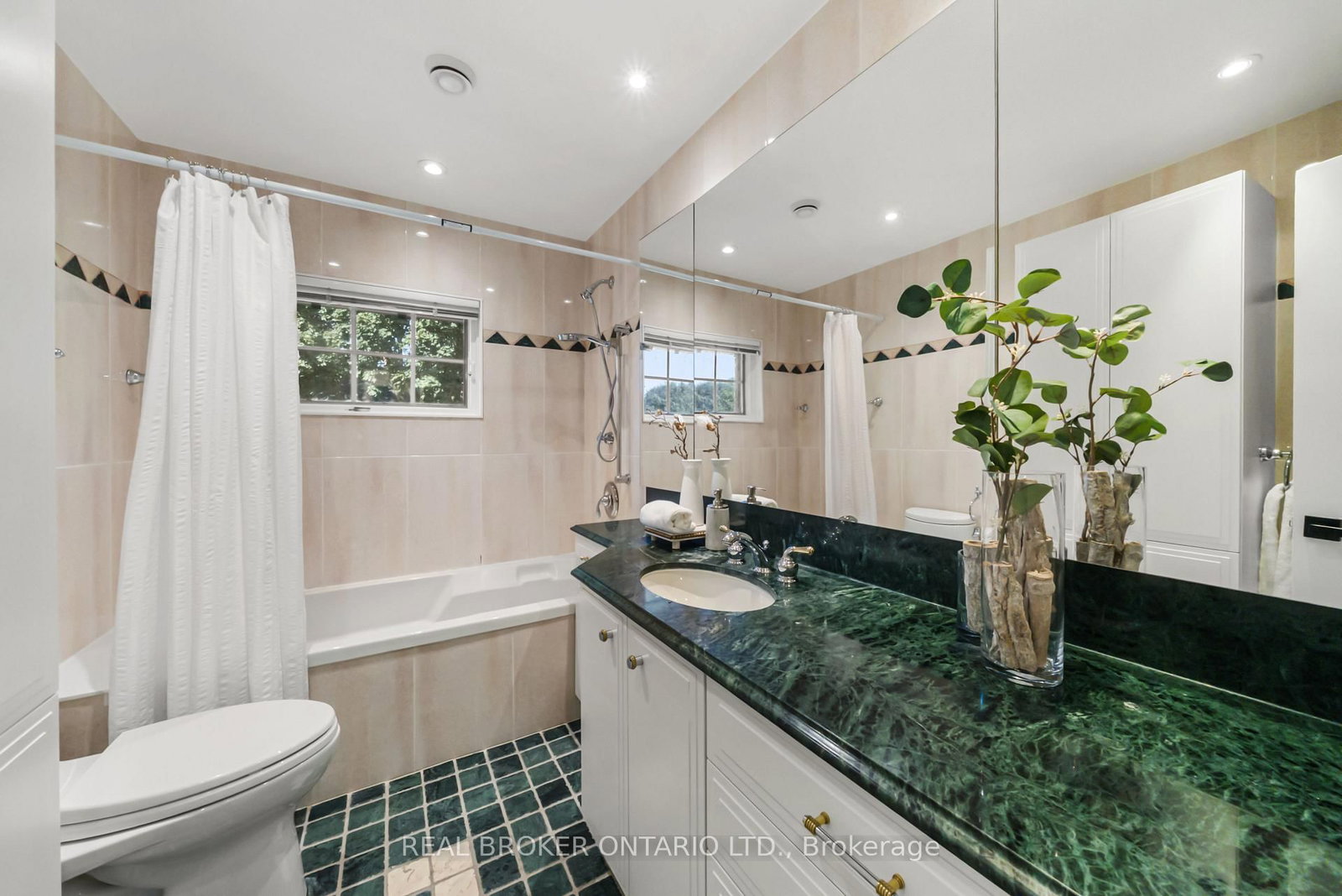 69 Chaplin Crescent • Toronto, ON photo 34