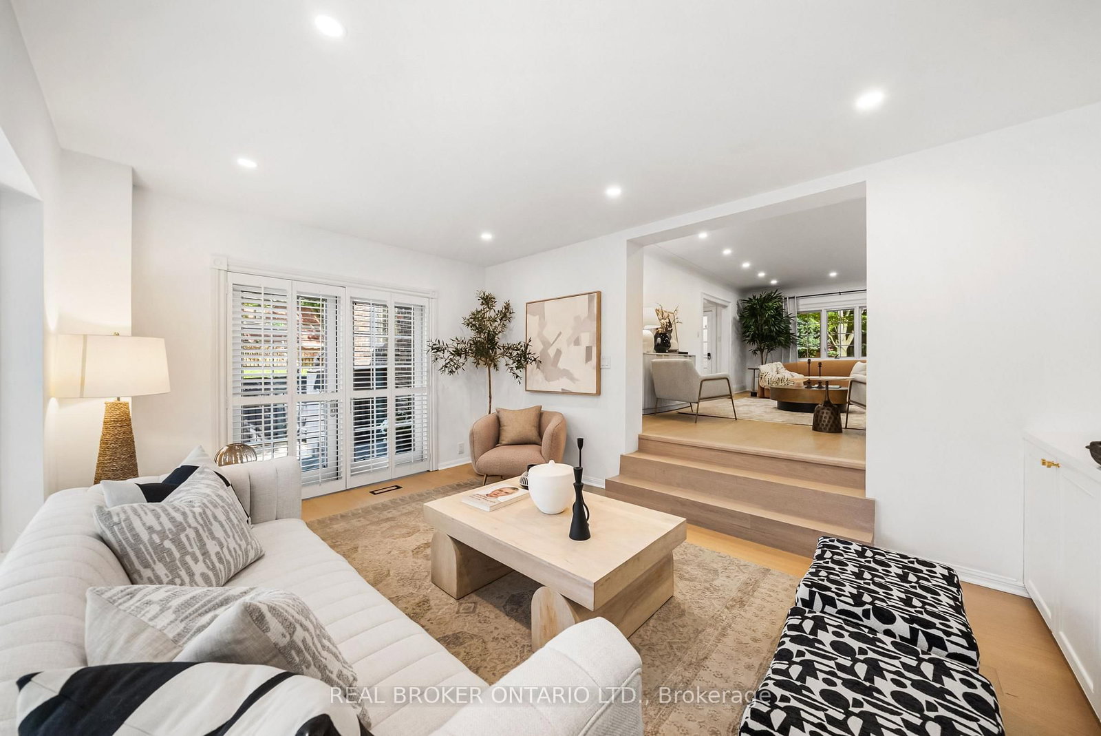 69 Chaplin Crescent • Toronto, ON photo 5
