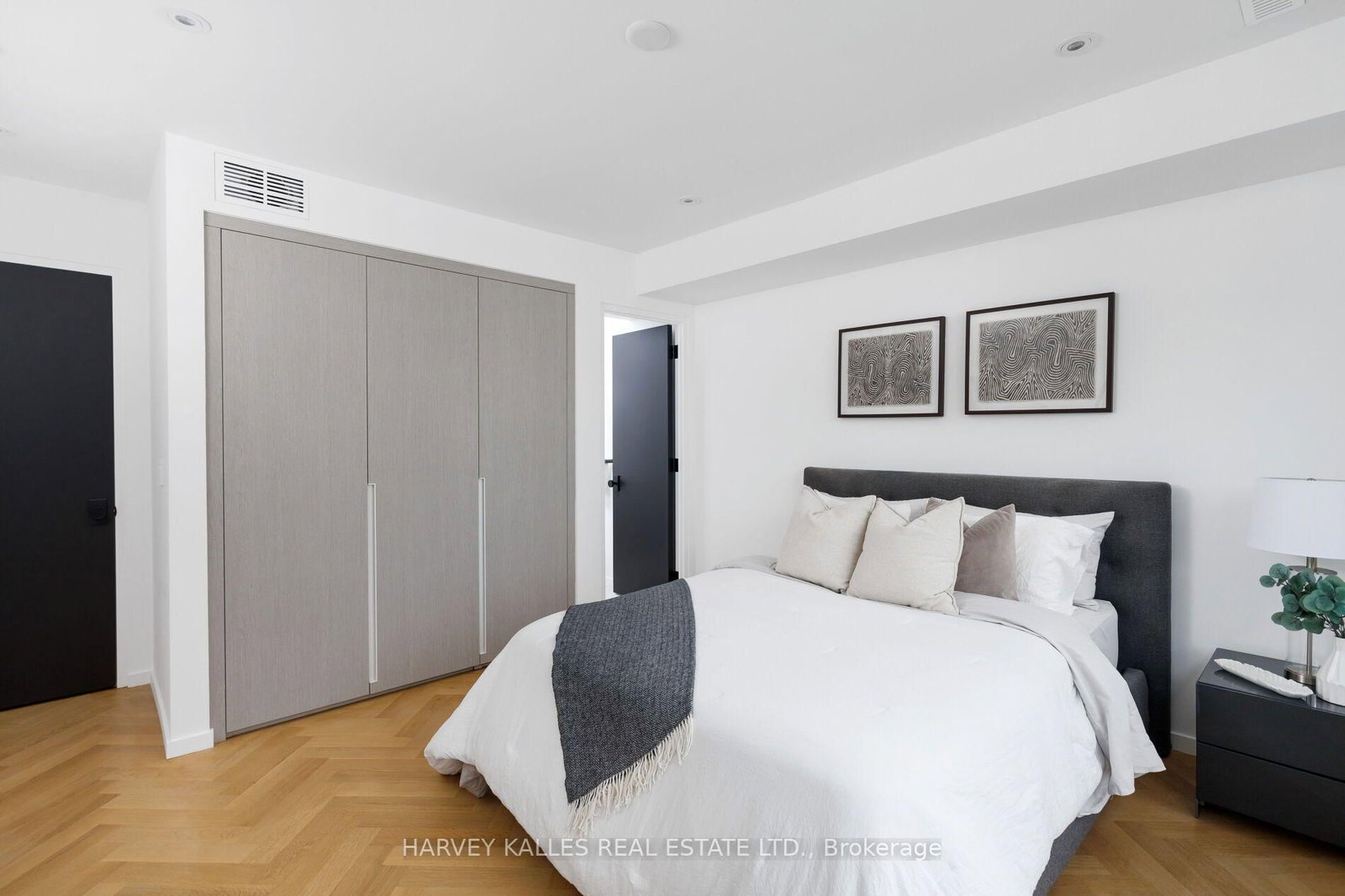 22 Foxley Street • Toronto, ON photo 33
