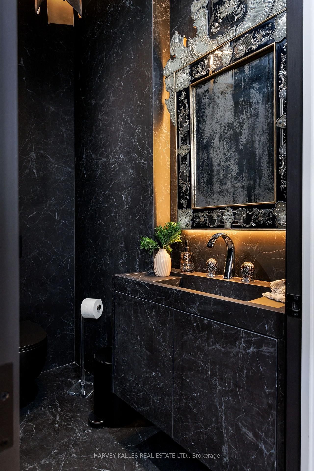 22 Foxley Street • Toronto, ON photo 8