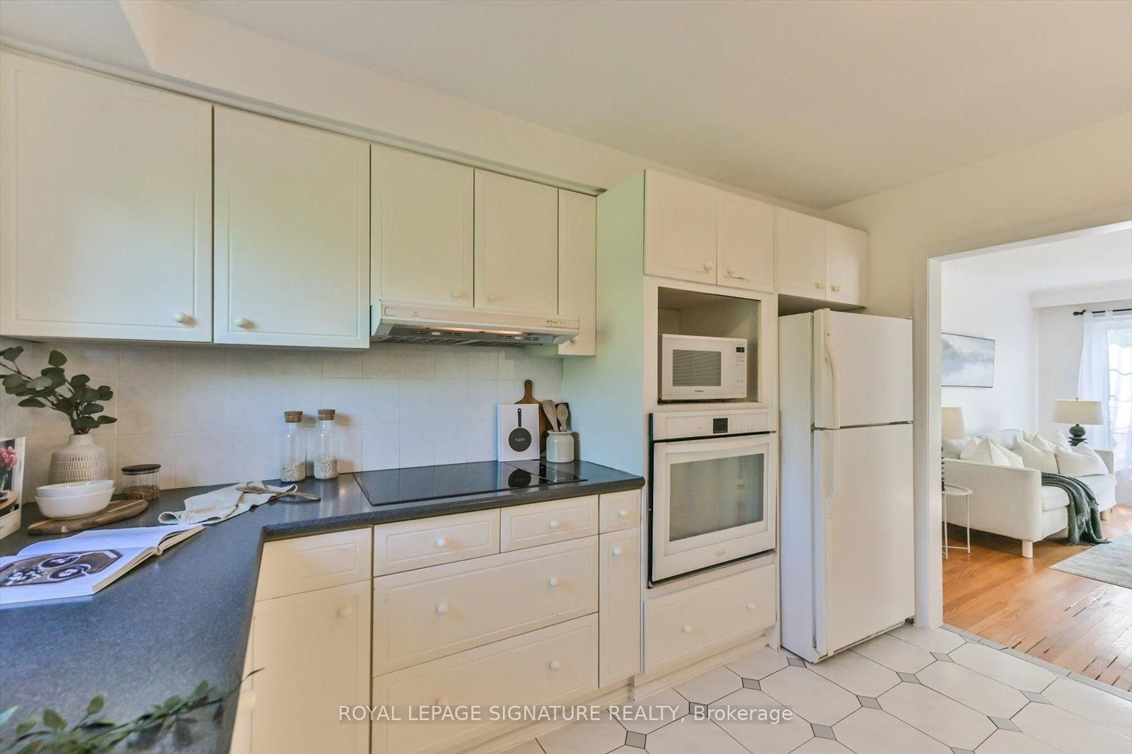 52 Daleside Crescent • Toronto, ON photo 8