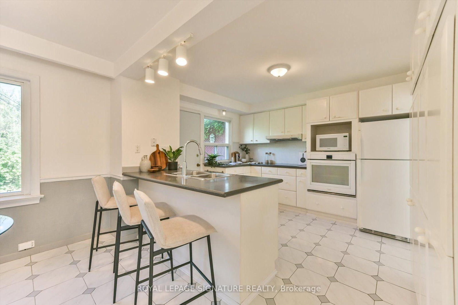 52 Daleside Crescent • Toronto, ON photo 9
