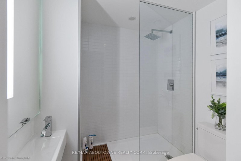1133 - 629 King Street W