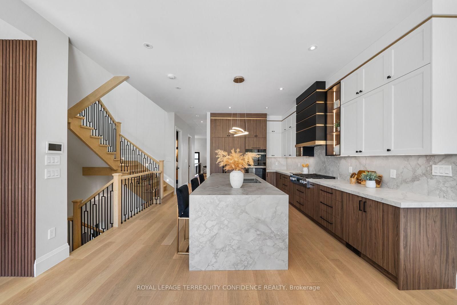 333 Horsham Avenue • Toronto, ON photo 16