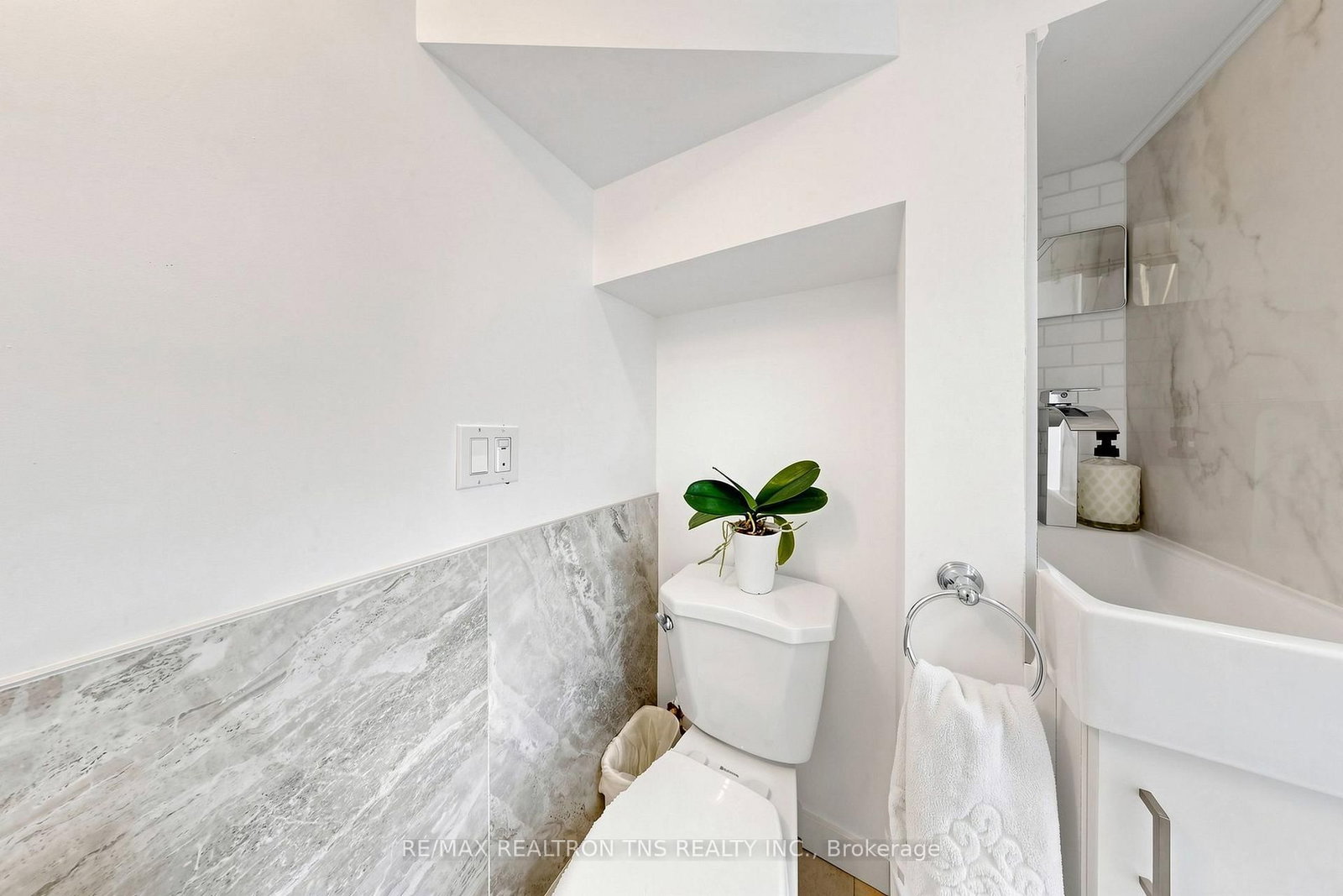 136 Glenvale Boulevard • Toronto, ON photo 39