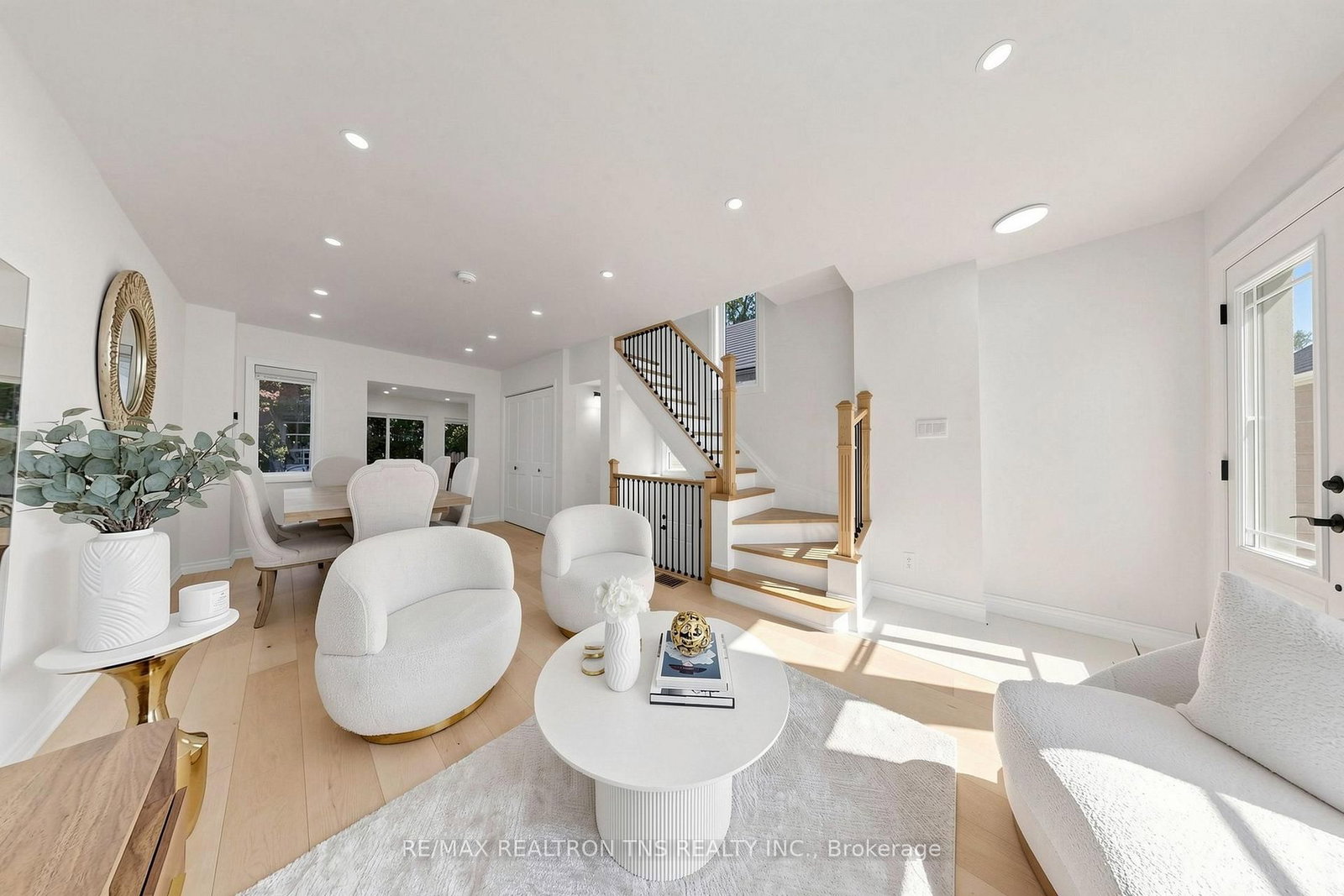 136 Glenvale Boulevard • Toronto, ON photo 7