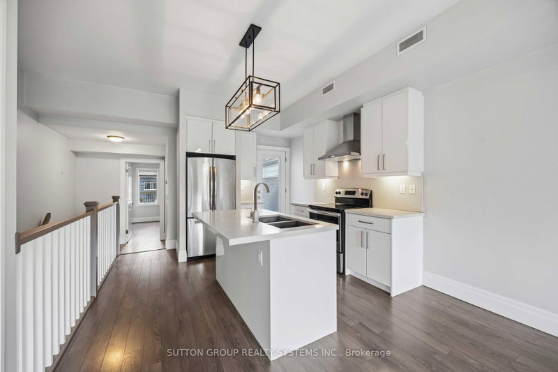 2 - 726 Richmond Street W