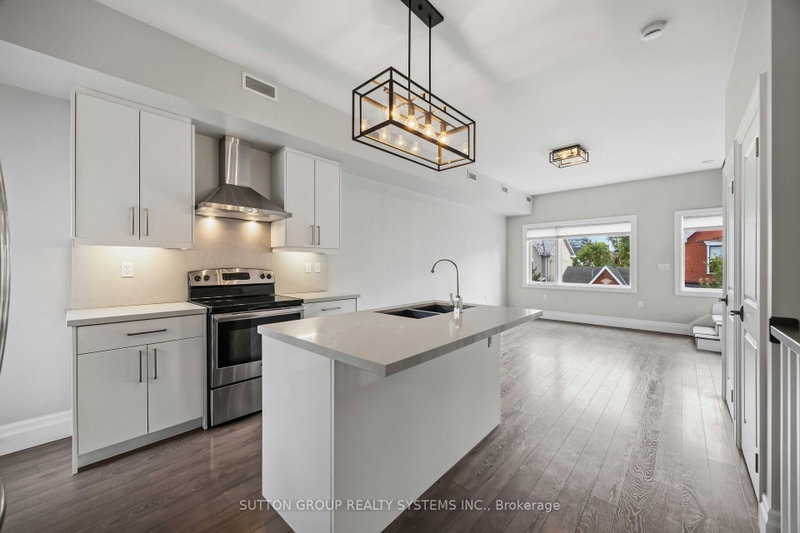 2 - 726 Richmond Street W