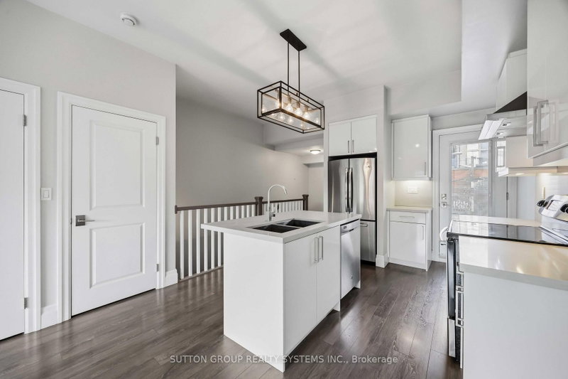 2 - 726 Richmond Street W