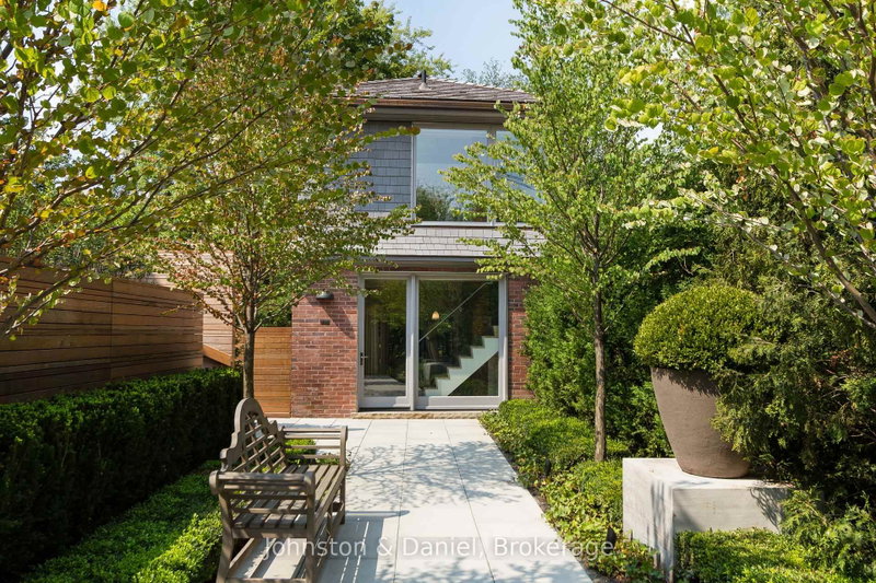 400 - 78 Roxborough Street E